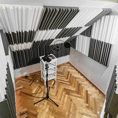 Eigenes Studio für professionelle Audio-Aufnahmen, mit 20cm dicker Stahlwolle für optimales Sound-proofing